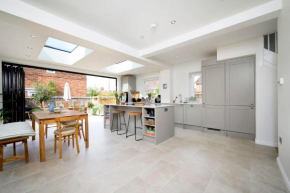 Charming 2BR House with Amazing Garden
